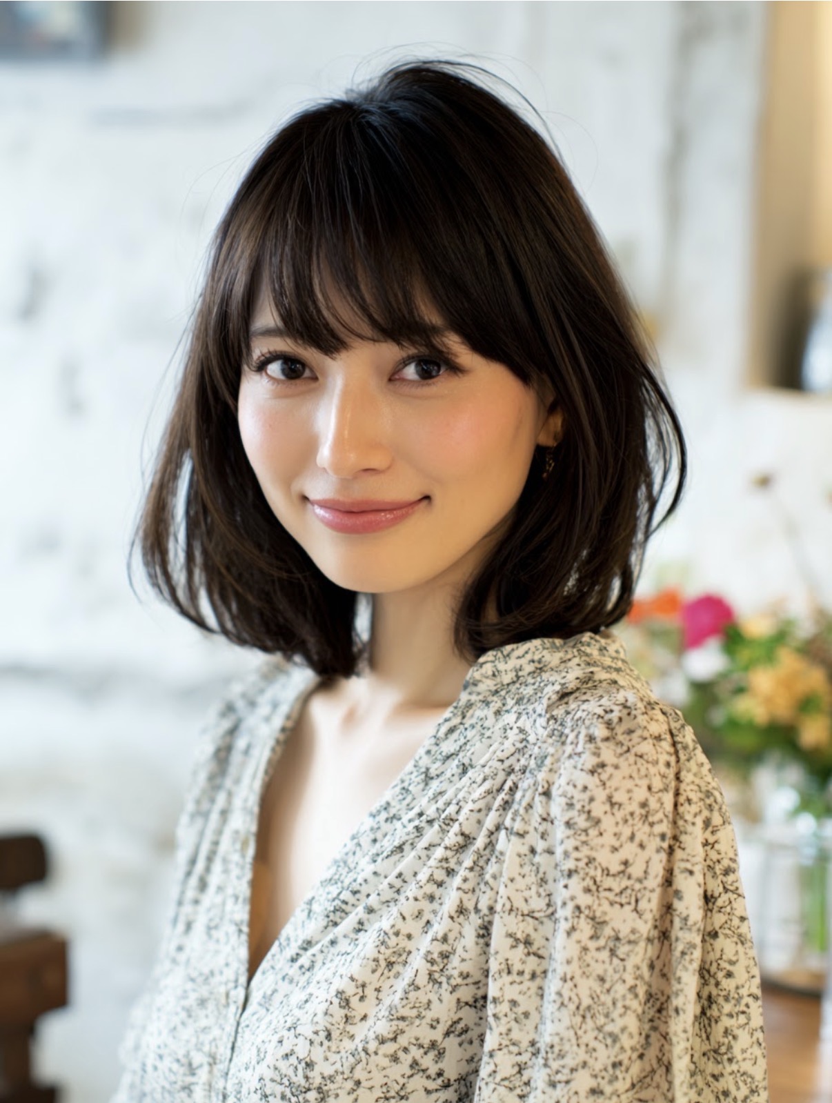 ボタニカルカラーで艶やかに仕上がったボブヘアの女性｜美染湖山店