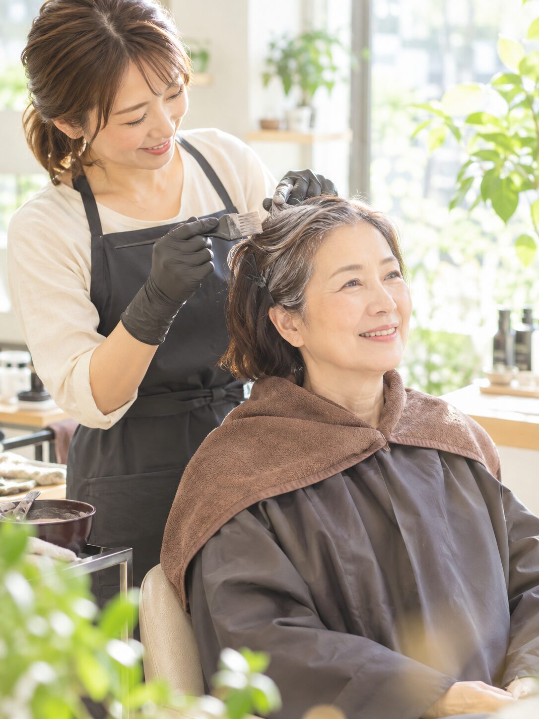 鳥取市湖山のやさしい白髪染めボタニカで60代女性がボタニカルカラーの施術を受けている様子